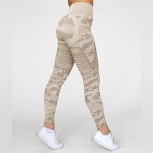 Gavelo Seamless Desert Storm Camo Leggings size XS